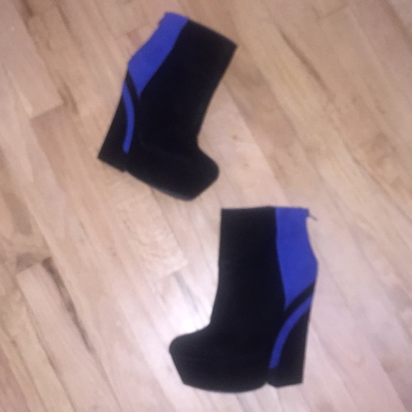 Platformed “Velvet” Ankle Boot, size 7.5 - Picture 2 of 7